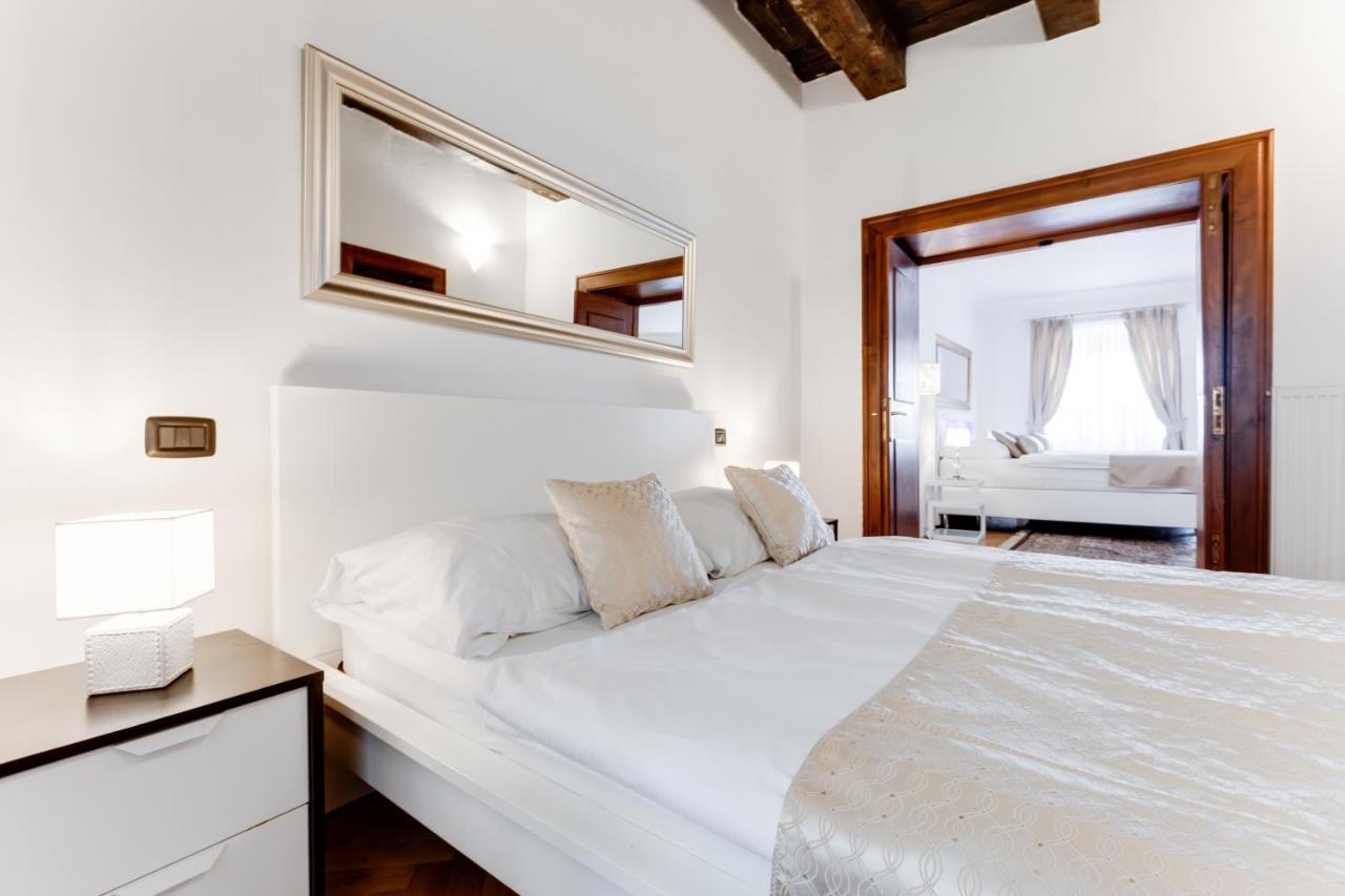 Charles Bridge Royal Apartments - Castle District Praga Exterior foto