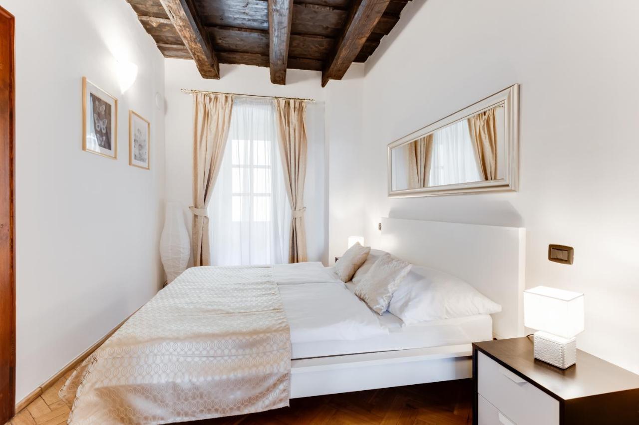 Charles Bridge Royal Apartments - Castle District Praga Exterior foto