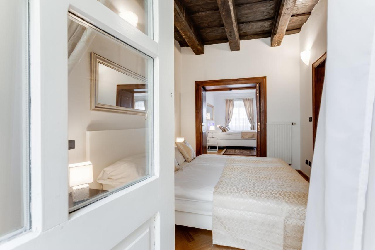 Charles Bridge Royal Apartments - Castle District Praga Exterior foto