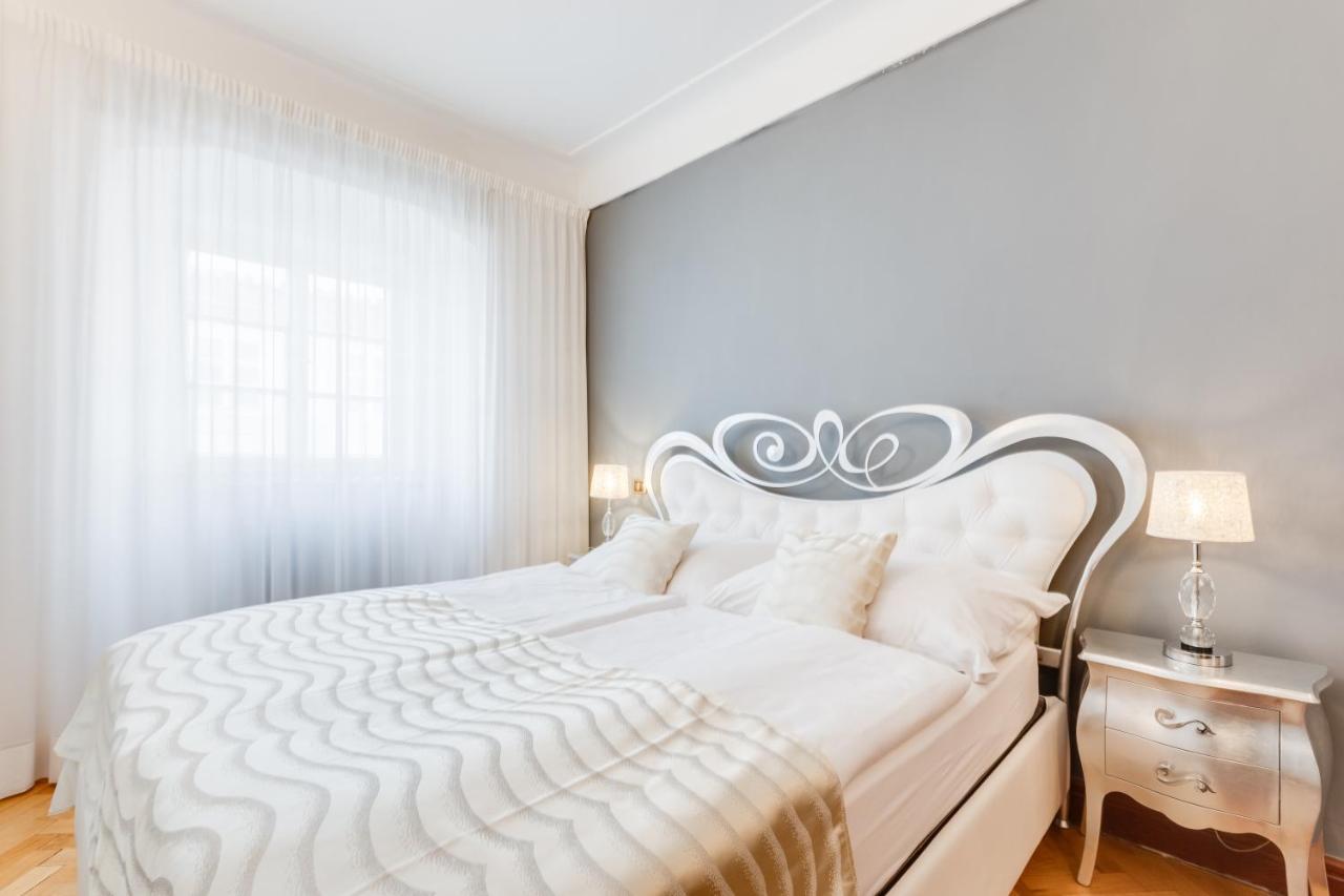 Charles Bridge Royal Apartments - Castle District Praga Exterior foto