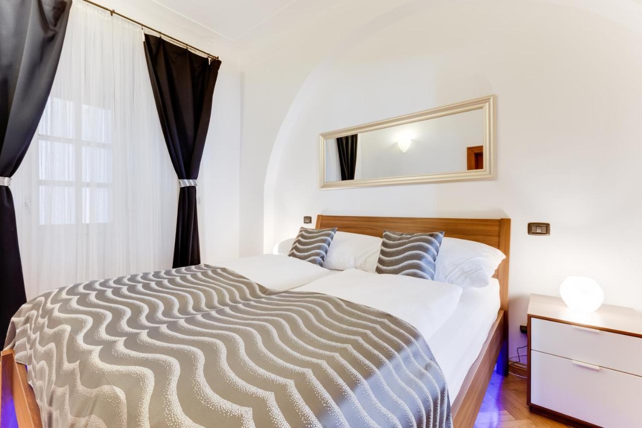 Charles Bridge Royal Apartments - Castle District Praga Exterior foto